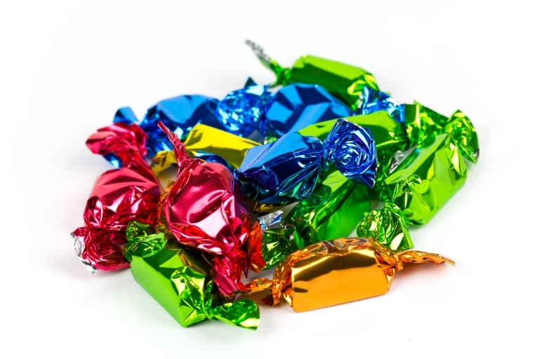 cukierki w kolorowych opakowaniach